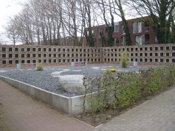 Urnenmuur Gilze.JPG